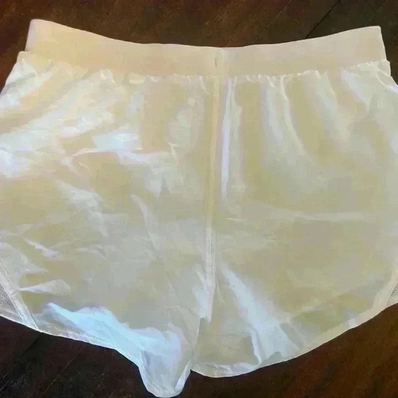 ⚡️5/$25 bundle sale⚡️ Under‎ Armour womens Fly By 2.0 Running Shorts SZ. Medium - Picture 8 of 11
